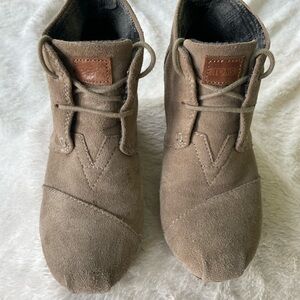 TOMS Women’s Tan Suede Wedges